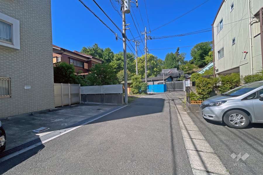 敷地北側の前面道路（東側から）