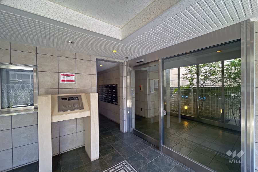 エントランスはオートロック付きです。