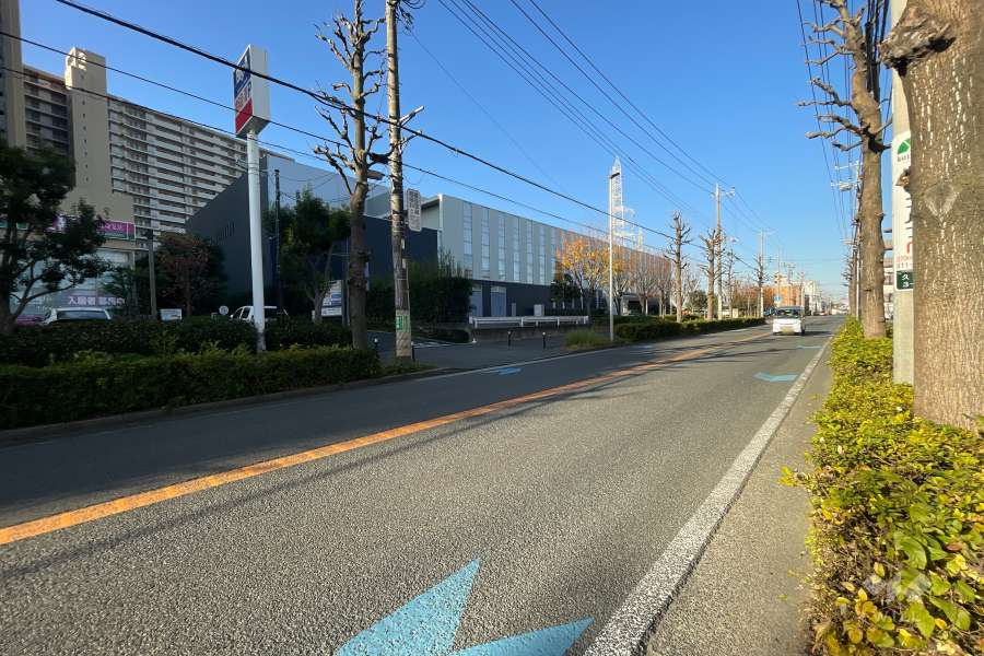 敷地南西側の前面道路（南東側から）