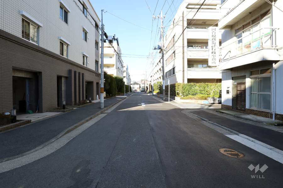 敷地の東側前面道路（南側から）