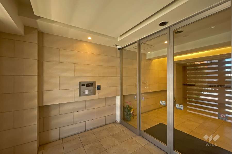 エントランスはオートロック付きです。