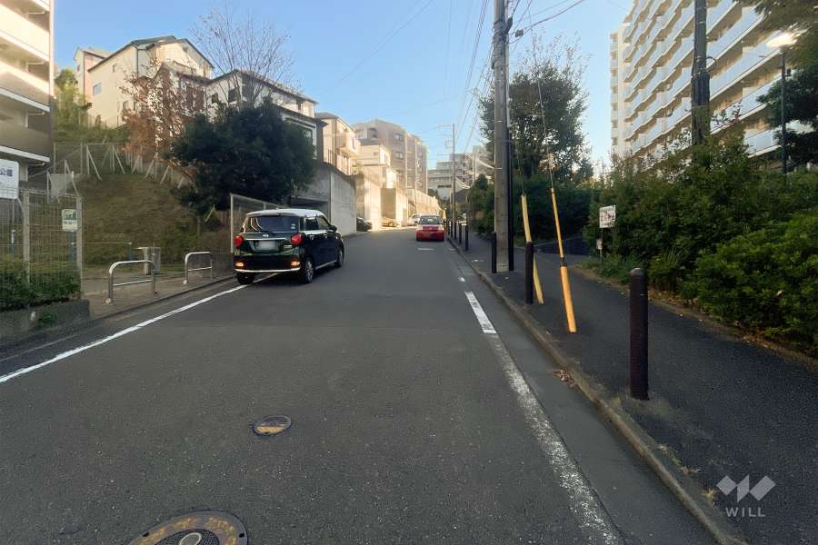 敷地西側の前面道路（北側から）