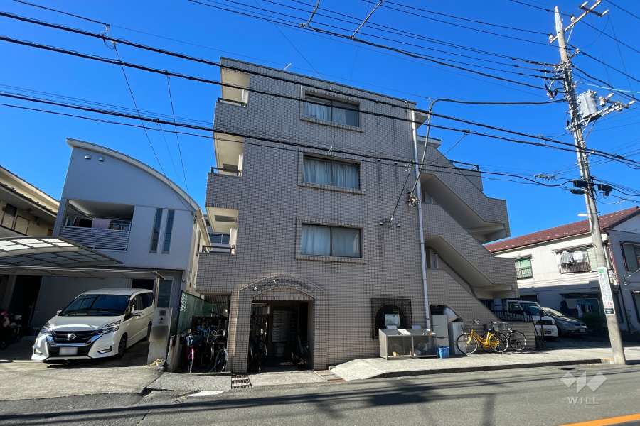 外観　前面道路の西から