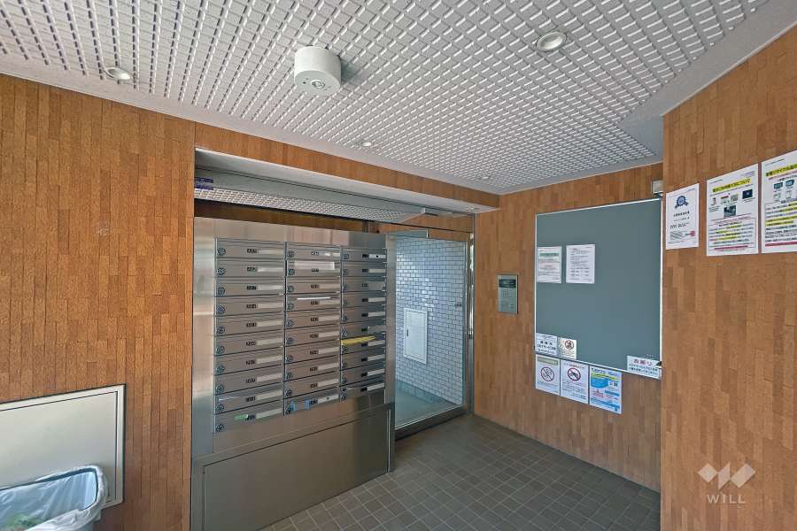 エントランスはオートロック付きです。