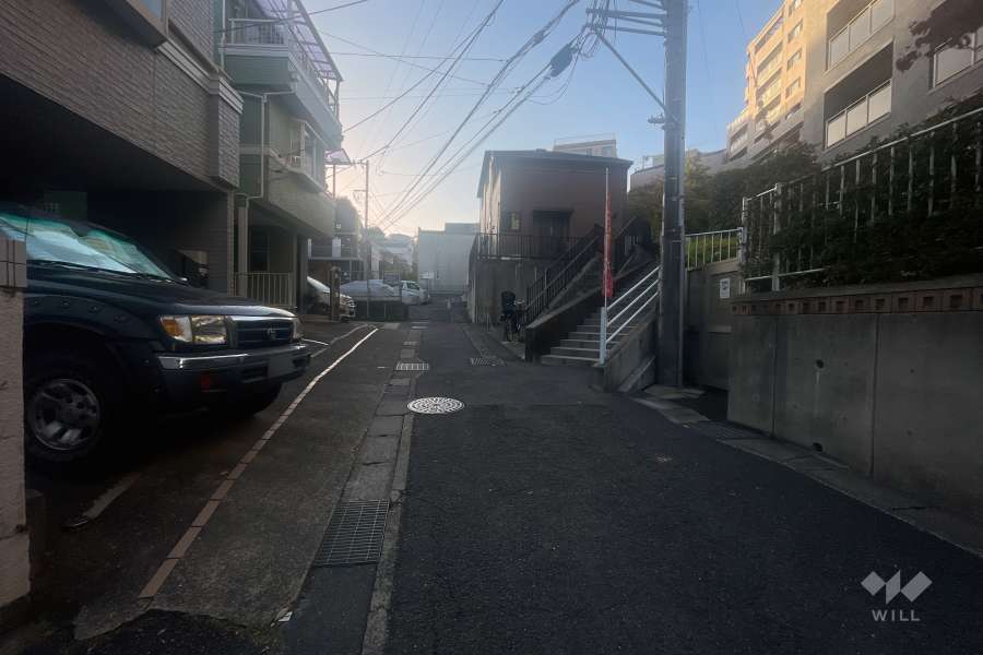 敷地の南側前面道路（東側から）