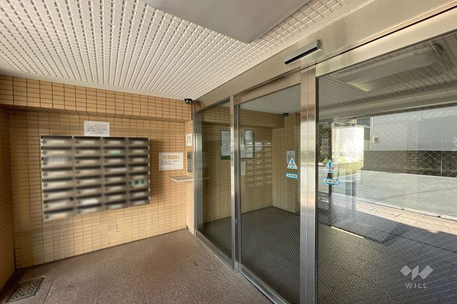 エントランスはオートロック付きです。