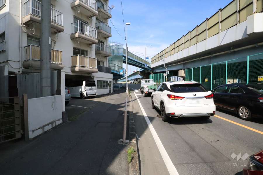 敷地南東側の前面道路(南西側から)