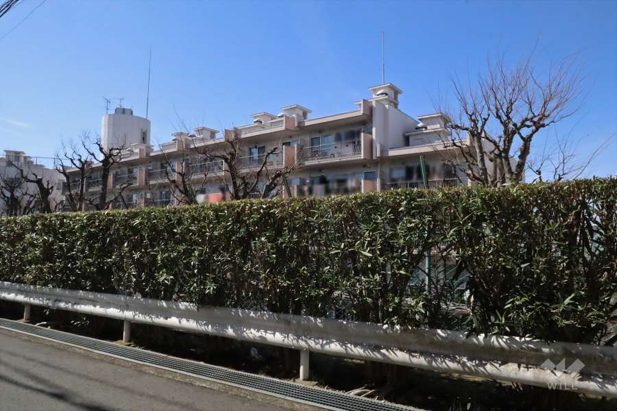 東急ドエル梶ヶ谷ビレジB棟の外観（東側から）