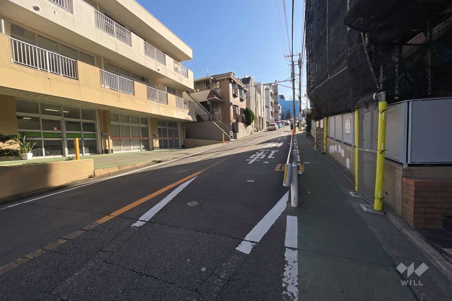 敷地北東側の前面道路（北西側から）