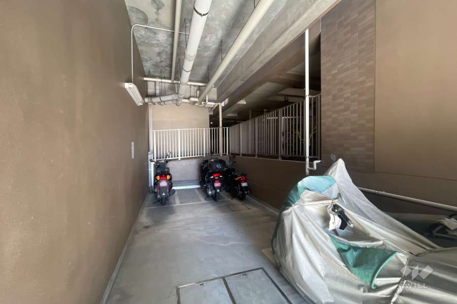 屋内に設けられたバイク置き場