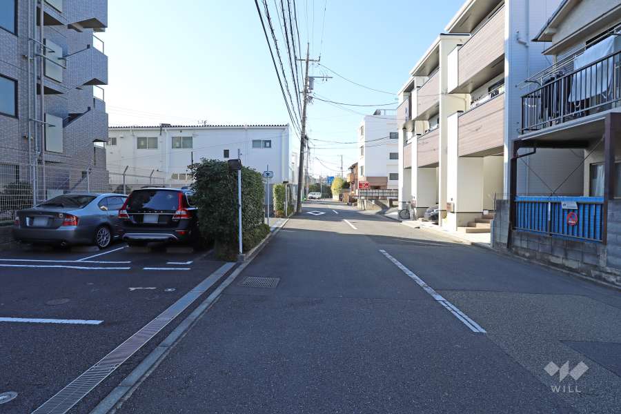 敷地北側の前面道路（東側から）