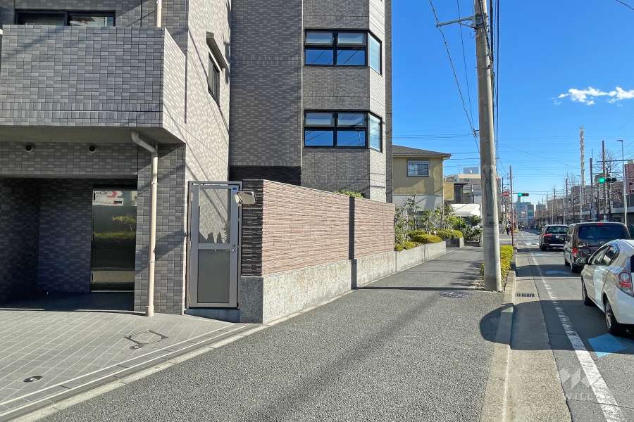 敷地南西側の前面道路（北西側から）