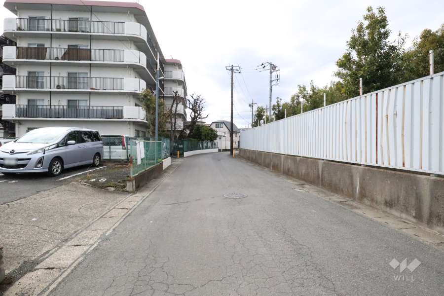 敷地西側の前面道路　