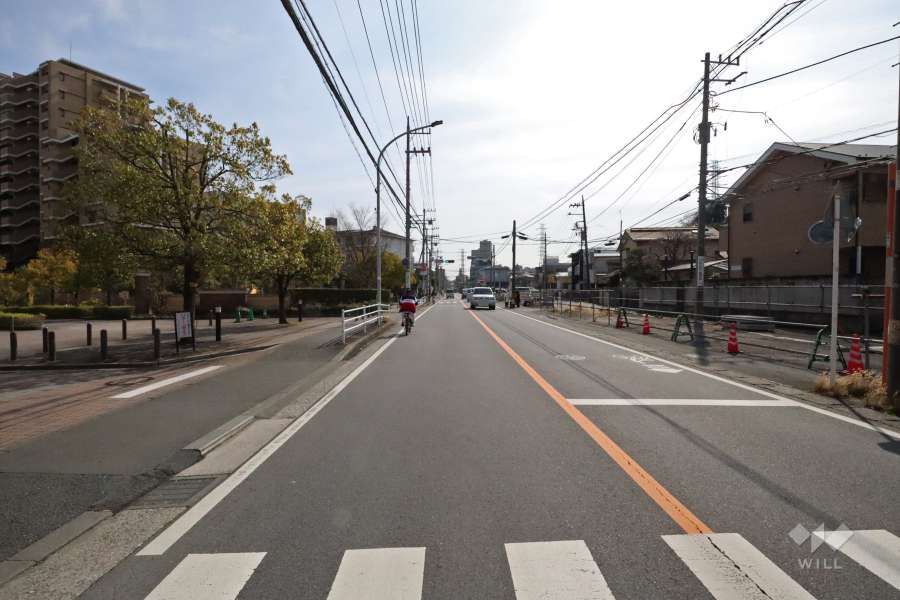 敷地西側の前面道路（北側から）