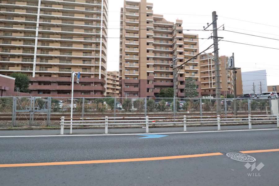 敷地北東側の前面道路（南東側から）