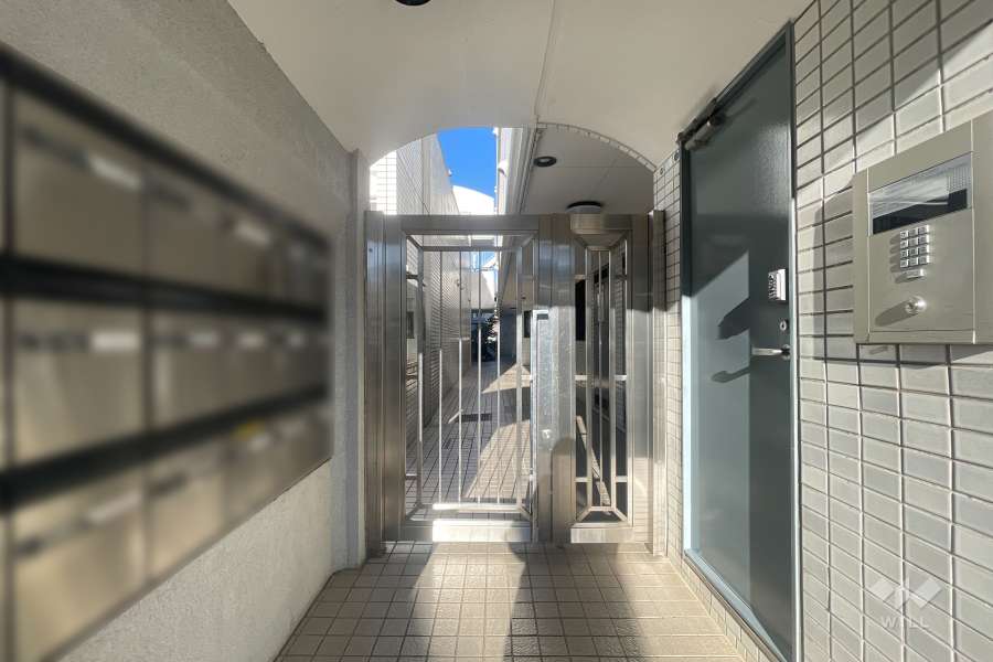 エントランスはオートロック付きです。