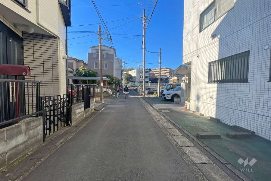 敷地南西側の前面道路（南東側から）