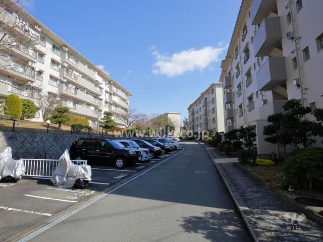 敷地南側。前面の棟と間隔があり、1階から採光が確保されています。