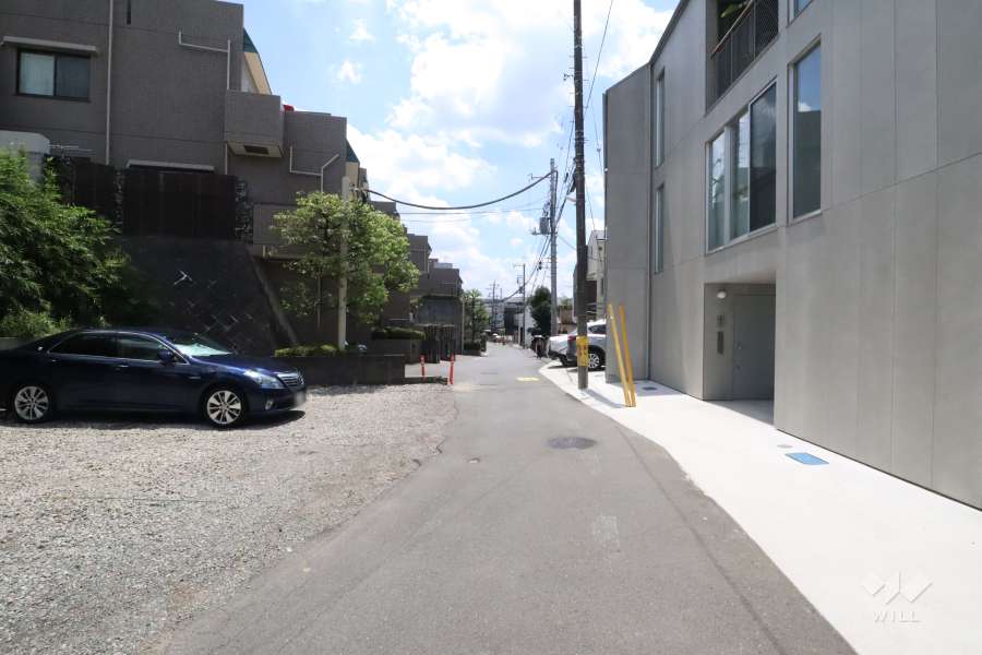 敷地西側の前面道路