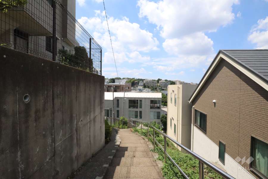 敷地北側の前面道路