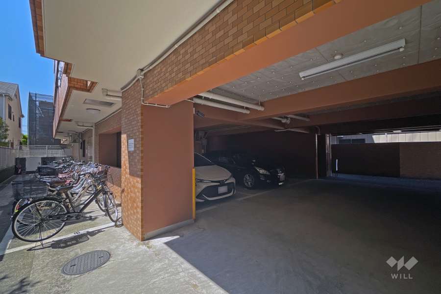 敷地内駐車場（屋内平面式）と駐輪場