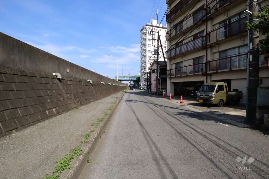 敷地北東側の前面道路(北西側から)