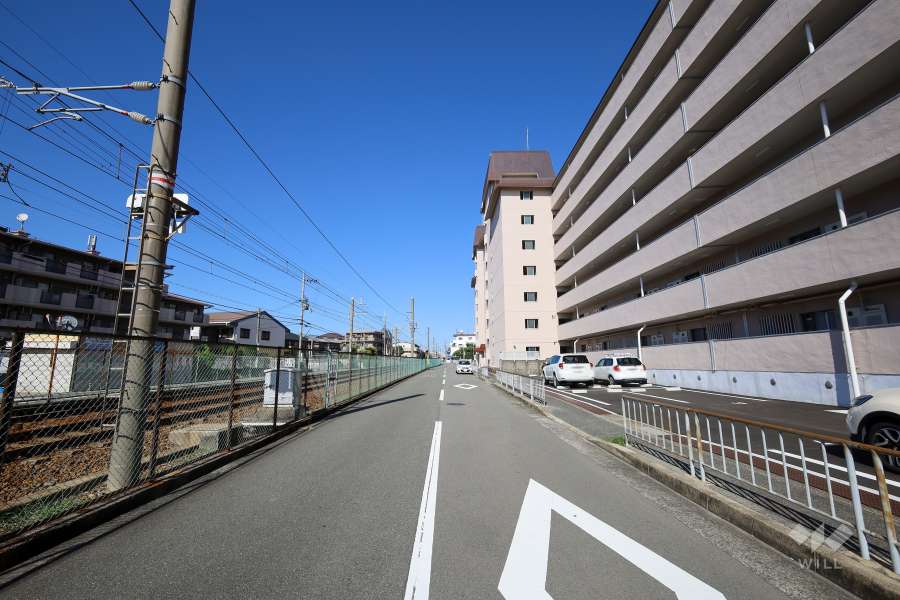 敷地北側の前面道路（西側から）
