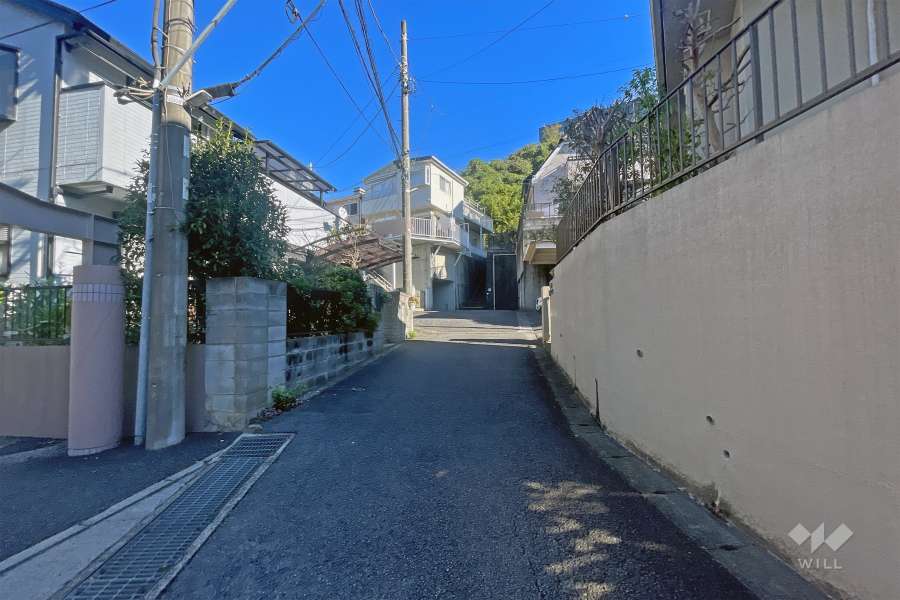 敷地南側の前面道路（東側から）