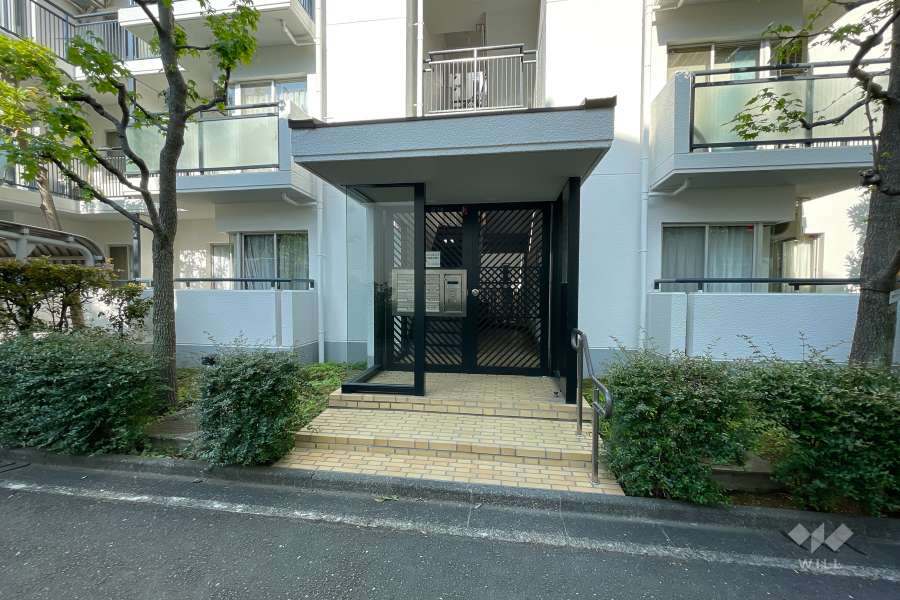 エントランスはオートロック付きです。