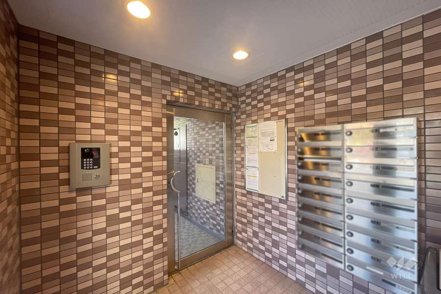 エントランスはオートロック付きです。　