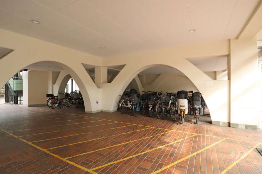 屋内に設けられた駐輪場