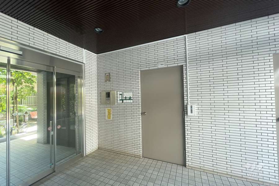 エントランスはオートロック付きです。