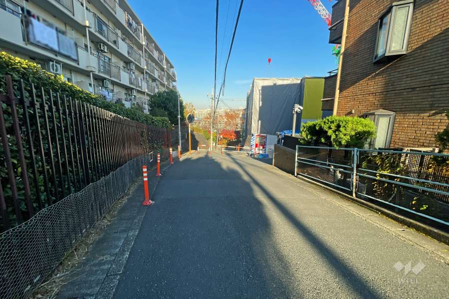 敷地東側の前面道路