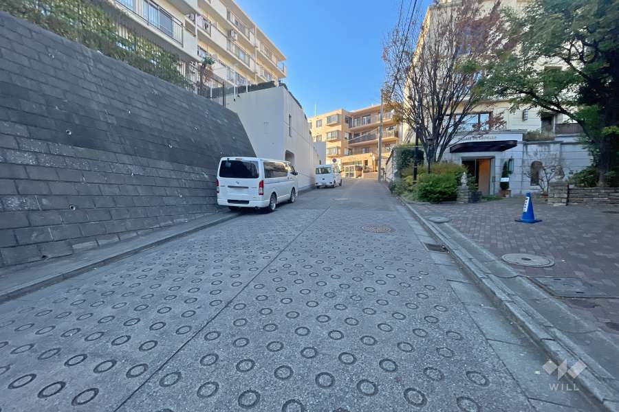 敷地の北西側の前面道路