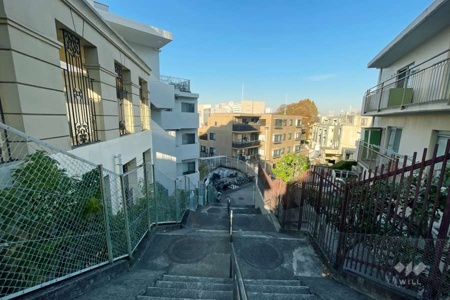 敷地西側の前面道路