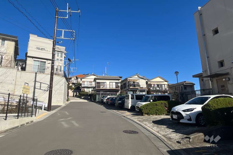 敷地西側の前面道路（南側から）