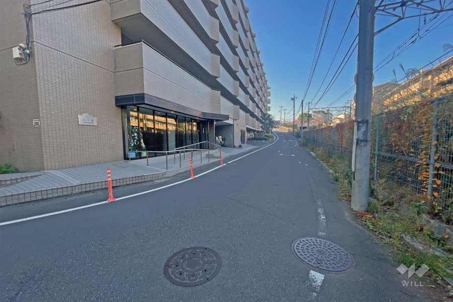 敷地の北西側前面道路（北東側から）