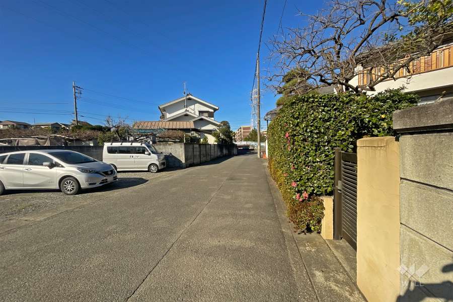 敷地南西側の前面道路（南東側から）