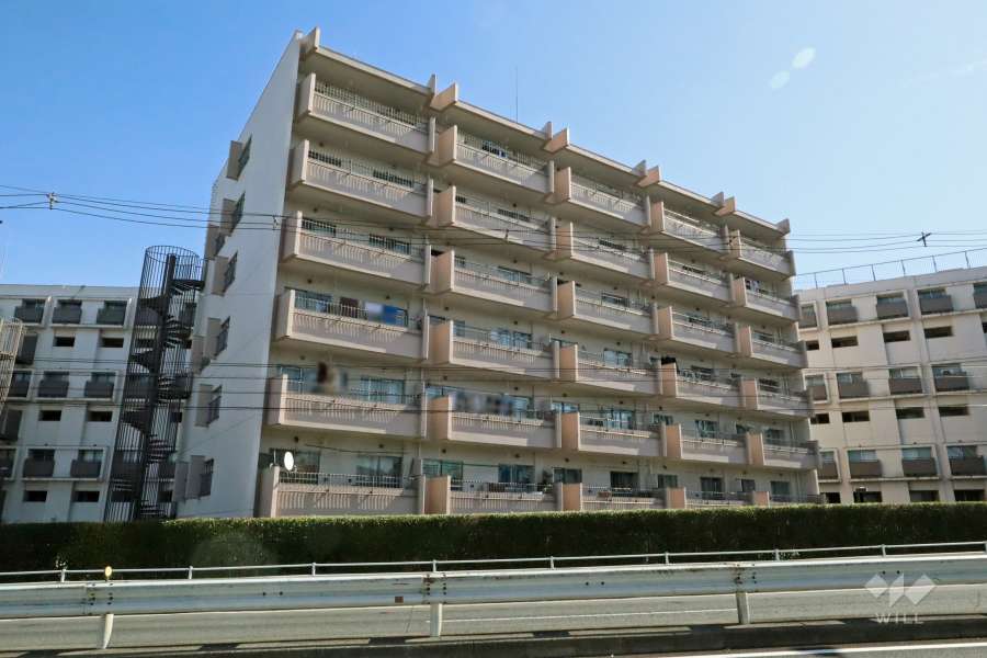 東急ドエル梶ヶ谷ビレジC棟の外観（北西側から）