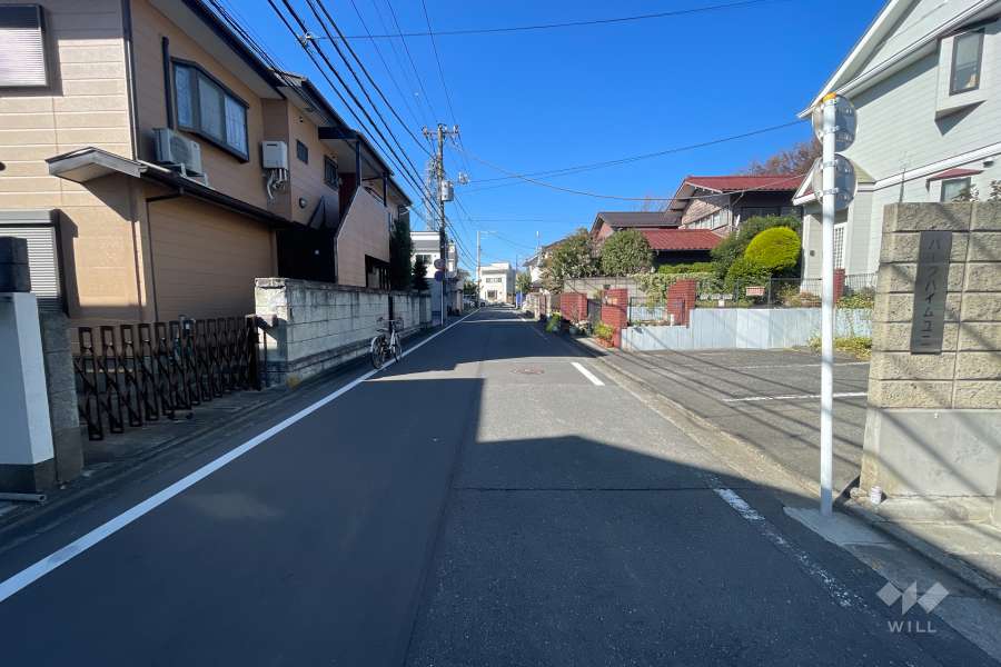 敷地南側の前面道路（東側から）