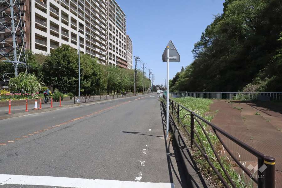 敷地南側の前面道路