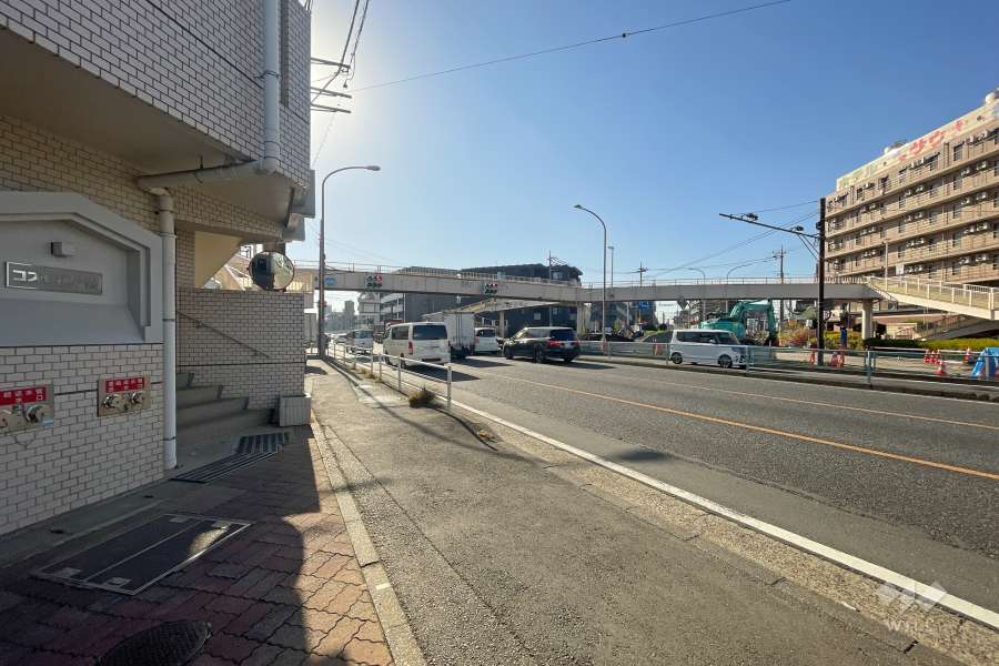 敷地西側の前面道路