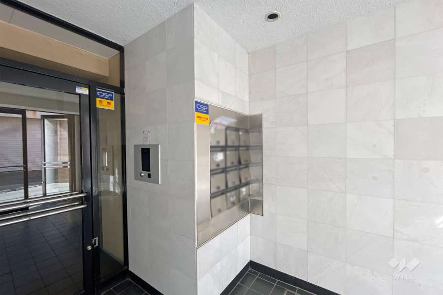 エントランスはオートロック付きです。