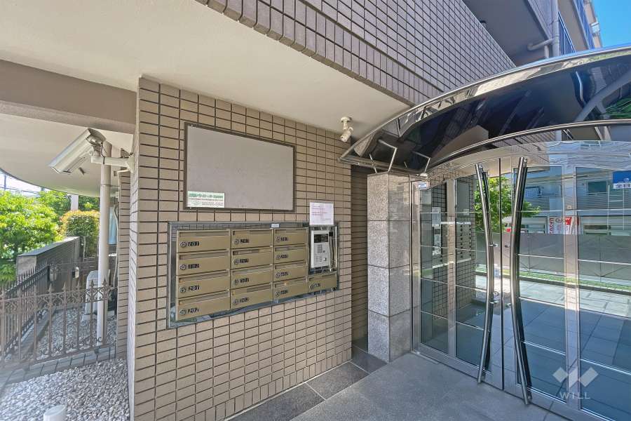 エントランスはオートロック付きです。