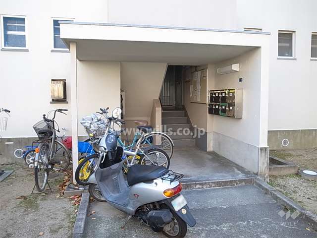 住戸入り口と共用ポスト