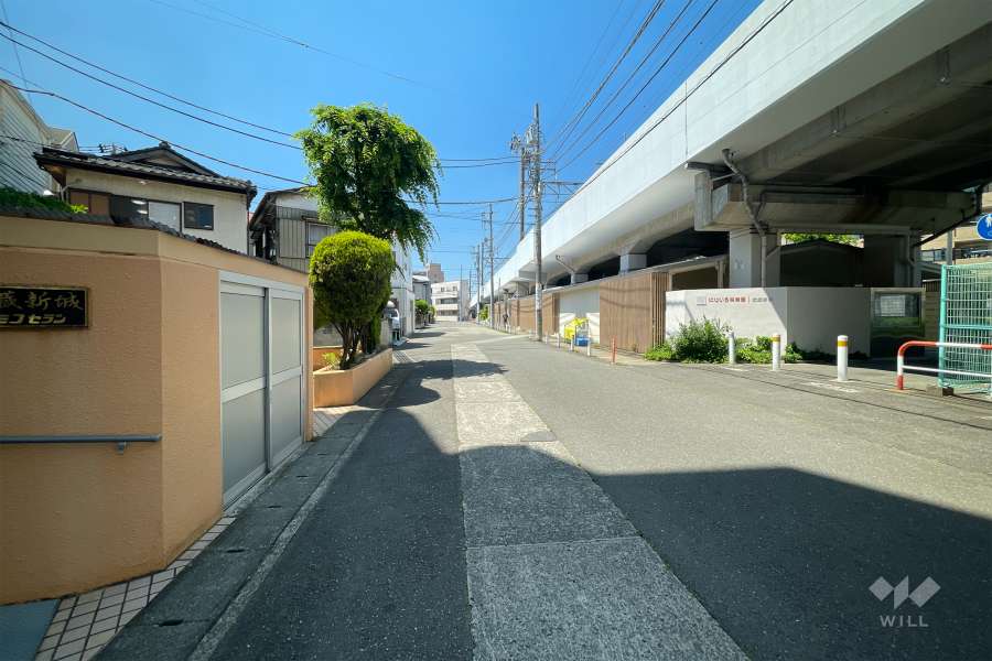 敷地北東側の前面道路