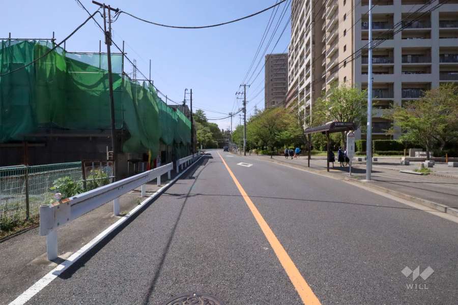 敷地南側の前面道路(東側から)