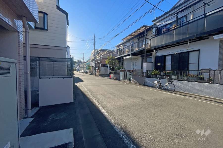 敷地北西側の前面道路（北西側から）