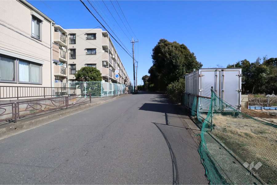 敷地南西側の前面道路(北西側から)