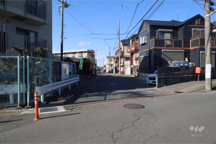 敷地北東側の前面道路(南東側から)